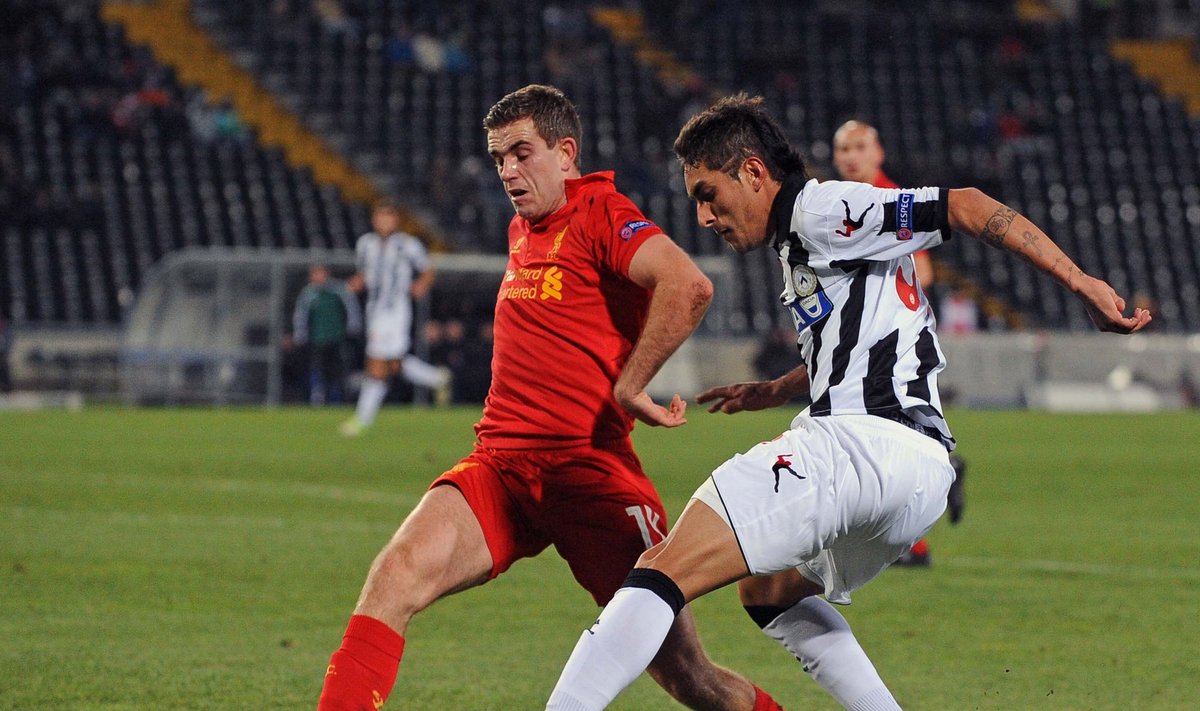 Jordanas Hendersonas ("Liverpool", kairėje) kovoja su Roberto Maximilliano Pereyra ("Udinese") 