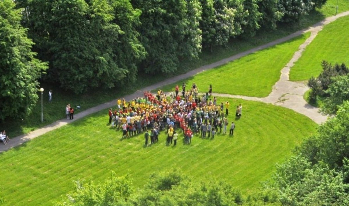 Kauno apskrities konferencijos metu daugiau nei 300 moksleivių suformavo gyvą Lietuvos vėliavos spalvų saulę