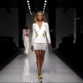 „Versace“ paskelbė Paryžiaus mados savaitę pradžią su atletiškos mados kolekcija