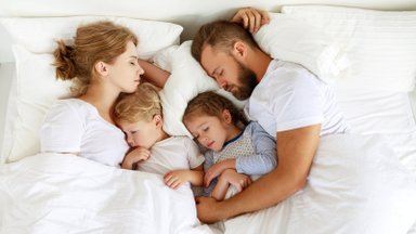 Galas įgrisusiam ginčui: tyrėjai nustatė, kad vaikai iki trejų metų turėtų miegoti vienoje lovoje su tėvais