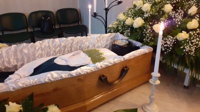 Per klaidą į krematoriumą nukeliavusios Elenos Balsienės palaikai buvo palaidoti taip, kaip to norėjo pati moteris – ąžuoliniame karste ir su tautiniais rūbais