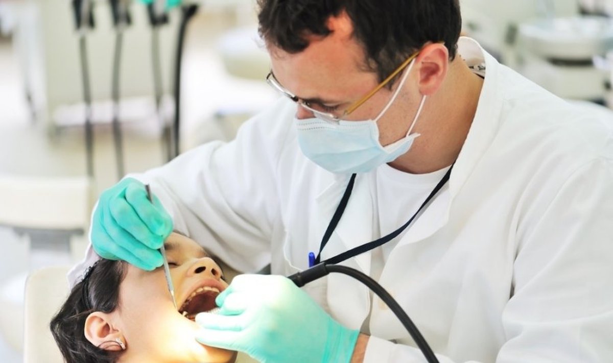 Odontologas taiso vaikui dantis