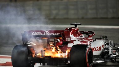 „Formulėje-1“ – dar vienas gaisras: šįkart iš liepsnų teko traukti Raikkoneną