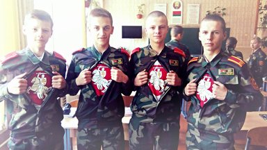 Białoruscy kadeci w podkoszulkach z Pogonią