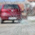 Kelyje įskėlė automobilio stiklą – kas atlygins žalą?