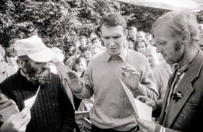 1988 m. rugpjūčio mėn. 17 d. Petras Cidzikas ir Algimantas Andreika pradėjo bado streiką Gedimino aikštėje, kuriuo reikalauta, kad būtų paleisti visi lietuviai politiniai kaliniai. Lietuvos Laisvės Lygos (LLL) atstovas, disidentas Petras Cidzikas (iš kairės), Lietuvos Persitvarkymo Sąjūdžio leidinio „Sąjūdžio žinios“ redaktorius bei leidėjas Arvydas Juozaitis ir Lietuvos Laisvės Lygos (LLL) atstovas, disidentas Algimantas Andreika.