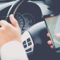 Tyrimų rezultatai nustebino: besinaudojantys telefonu prie vairo – dukart lėtesni