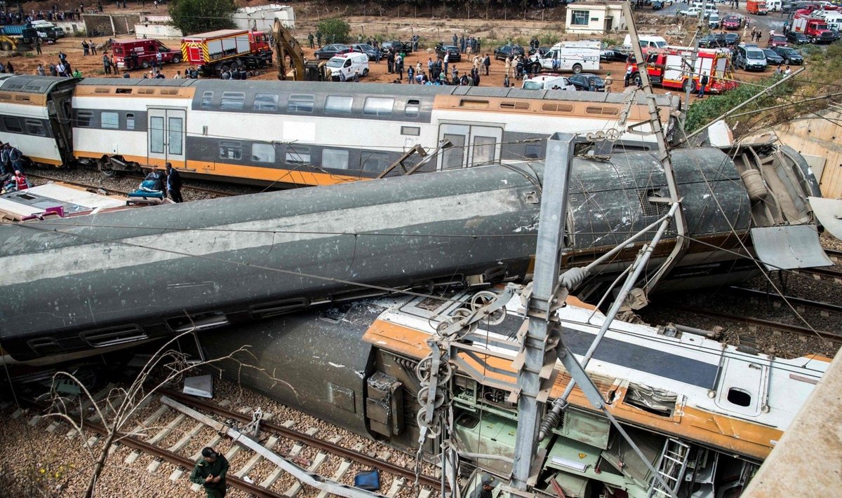 Maroke traukiniui nulėkus nuo bėgių žuvo mažiausiai šeši žmonės