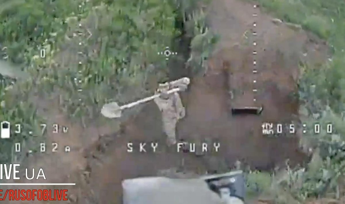 Ukrainiečių drono užpultas rusų karys bandė apsiginti kastuvu