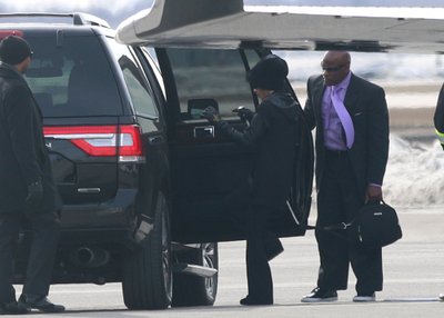 Prince'as iš lėktuvo išgabenamas į ligoninę
