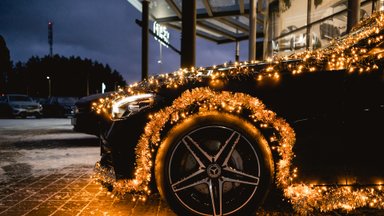 Užfiksavo šventinį rekordą – ant C klasės „Mercedes-Benz“ įžiebė 2968 kalėdines lemputes