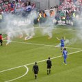 Sirgaliai toliau drumsčia Euro 2016: kroatai į aikštę mėtė deglus