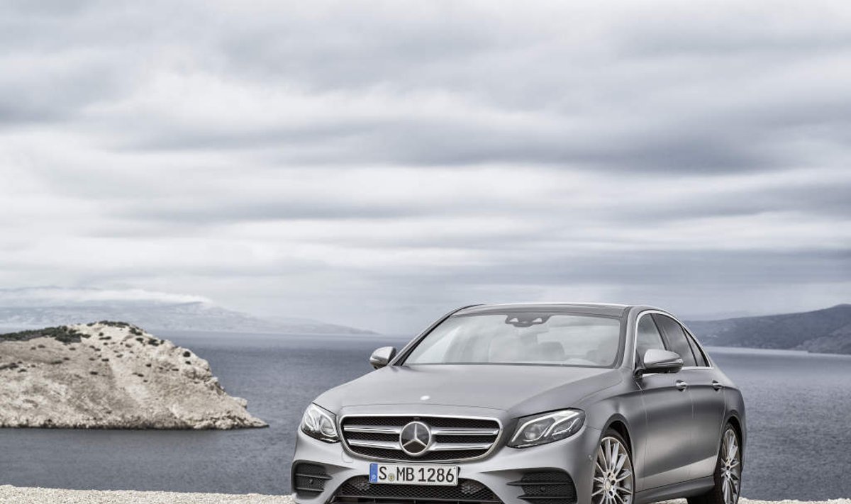 "Mercedes-Benz" oficialiai pristatė E klasės modelį
