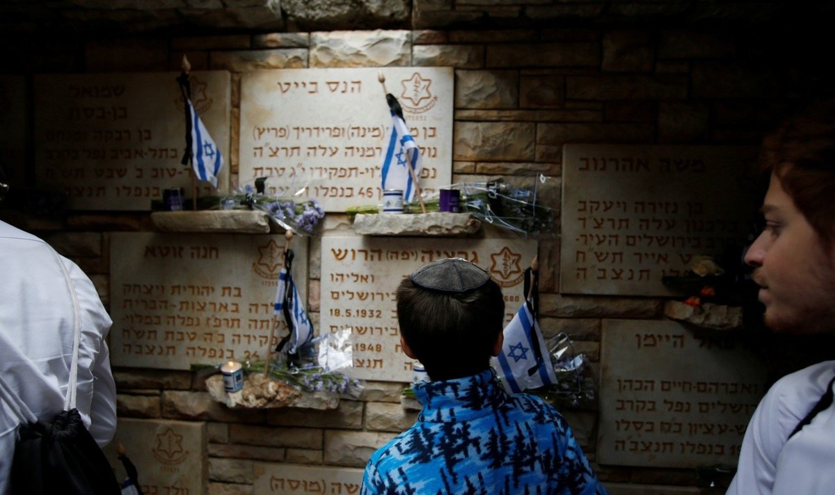 Izraelis per Atminimo dienos ceremonijas pagerbia žuvusius karius ir civilius