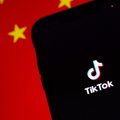 „TikTok“ Kinijoje gali naudoti kitų šalių vartotojų duomenis: JAV pareigūnas ragina uždrausti programėlę