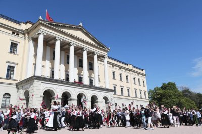 Norvegai mini konstitucijos dieną apsirengę tautiniais drabužiais