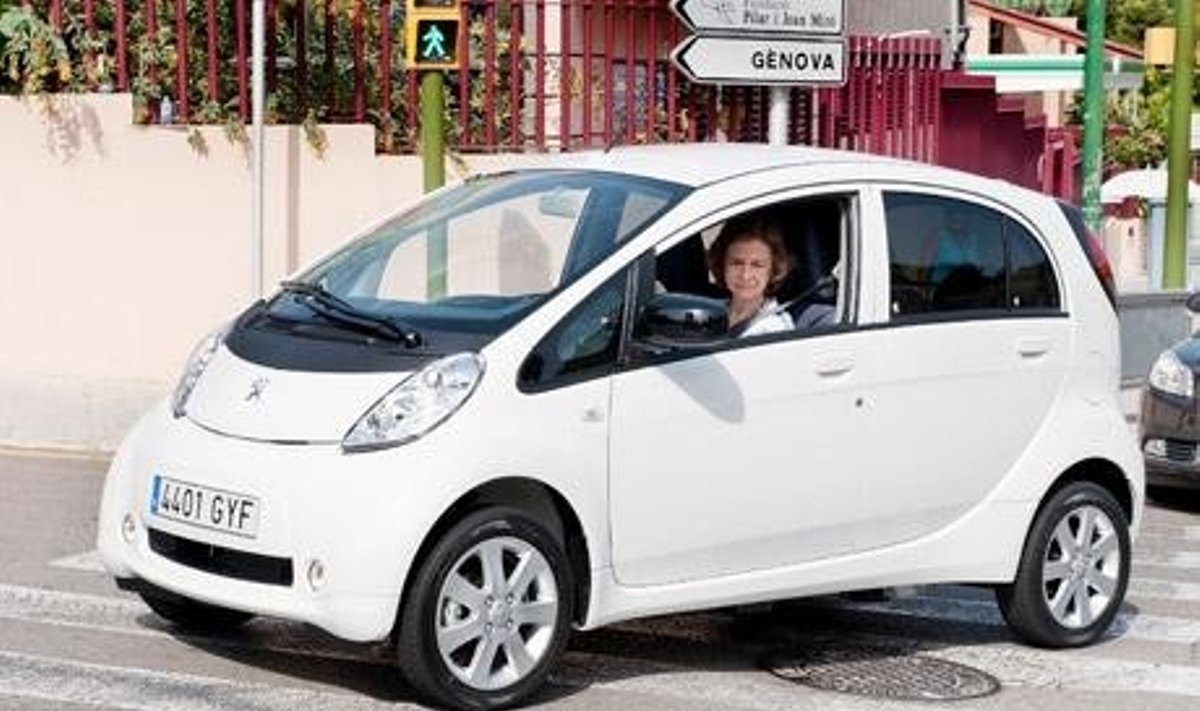 Ispanijos karalienė Sofija prie Peugeot iOn vairo. EMPICS nuotr.