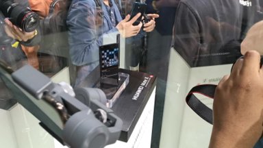 Pirmasis „Huawei“ sulankstomas išmanusis telefonas už stiklo