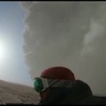 Po ugnikalnio išsiveržimo keliautojai pasidarė priedangą iš rogių ir sniegomobilių, kad apsisaugotų