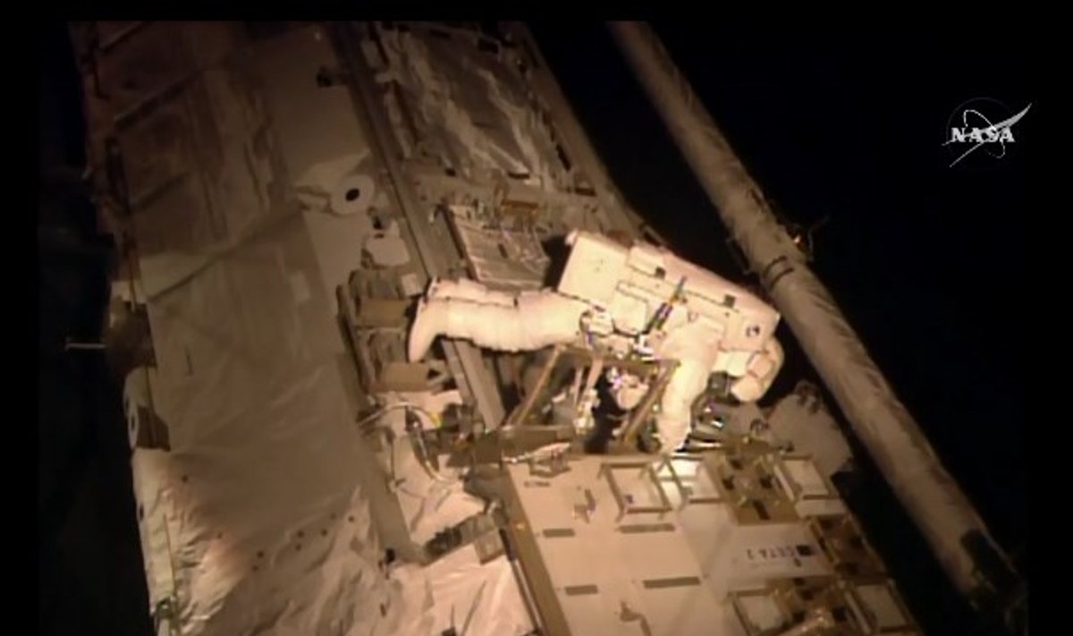 Astronautas Scottas Kelly užsiima pavojingais darbais TKS išorėje