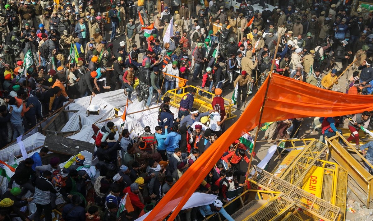 Indijos ūkininkai traktoriais įsiveržė į sostinę, šaliai minint Respublikos dieną