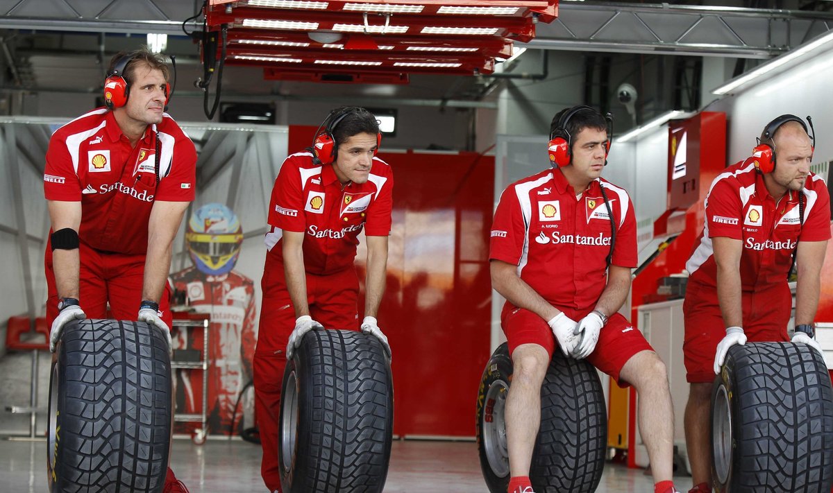 "Ferrari" komandos nariai su padangomis