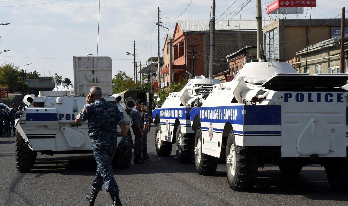 Neramumai Armėnijoje: užgrobta policijos nuovada
