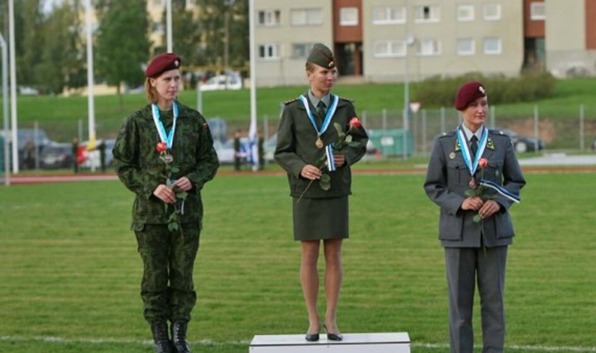 Sandra Paužaitė (kairėje) ant apdovanojimų pakylos