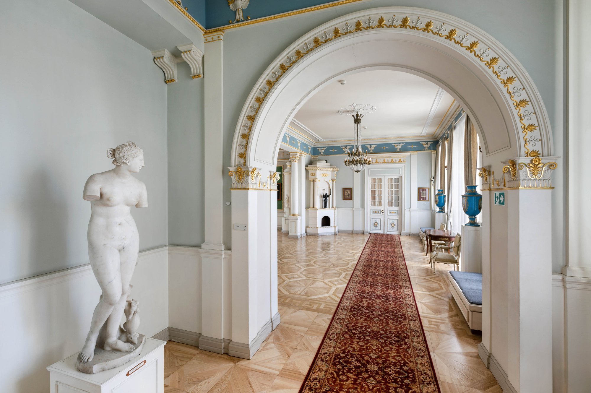 W Wileńskiej Galerii Obrazów znajduje się nowoczesna sala osobliwości: serce byka, XVII wiek.  rysunki i gitara elektryczna