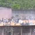 Nufilmuoti Brazilijos kalėjimuose kilę besivaržančių gaujų susirėmimai