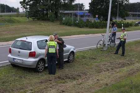 aktoriaus Petro Dimšos vairuojamas automobilis „VW Polo“ susidūrė su dviračiu 