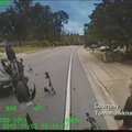 Autobuso kameros nufilmavo, kaip  motociklas rėžėsi į automobilį