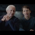 Jamesas Bluntas pristatė naują vaizdo klipą: Jameso Bondo name nusifilmavo su sergančiu tėvu