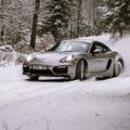 Galingais „Porsche“ mokys, kaip suvaldyti automobilį ant ledo ir sniego