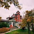 Keisčiausias namas Lietuvoje: senolis pasistatė įspūdingo dydžio dvarą su baseinais ir net sostu