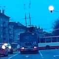 Vilniuje „zuikis“ važiavo ant troleibuso stogo