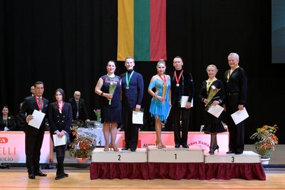 Senjorų grupės apdovanojimai, viduryje - Audrius ir Erika Blažiai