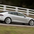 „Tesla“ visame pasaulyje pristatė beveik milijoną automobilių
