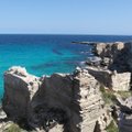 Mažiau žinomos Viduržemio jūros salos vietos: akis džiugina skaidrus upės vandenys, žaliuojanti augmenija ir pasivaikščiojimai po urvus