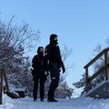 Pajūrį nuklojęs sniegas klaipėdiečius vilioja iš namų: beslidinėjančius nuo kopų stebi policija