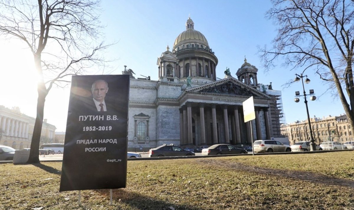 В Петербурге установили "надгробие Путина"