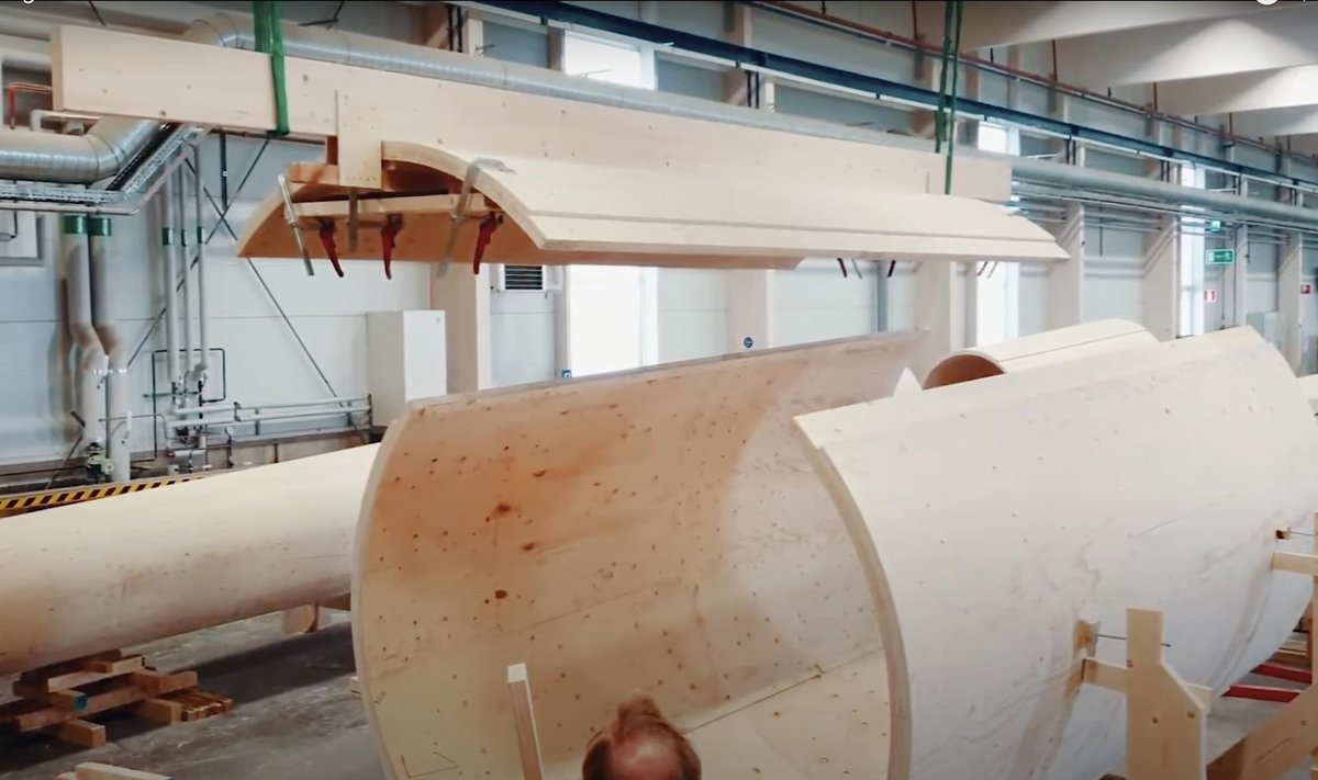 Švedų bendrovė „Modvion“, pasitelkdama dailidystės tradicijas, siekia išpopuliarinti medinių vėjo jėgainių gamybą