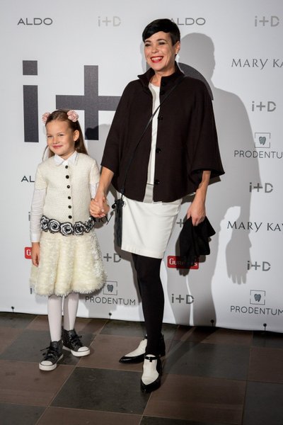 Nomeda Marčėnaitė su anūke Frida Ava