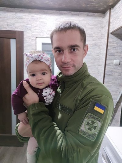 Mariupolio gynėjas Andrijus su dukrele, likus metams iki plataus masto Rusijos invazijos. Mergaitei nuotraukoje penki mėnesiai
