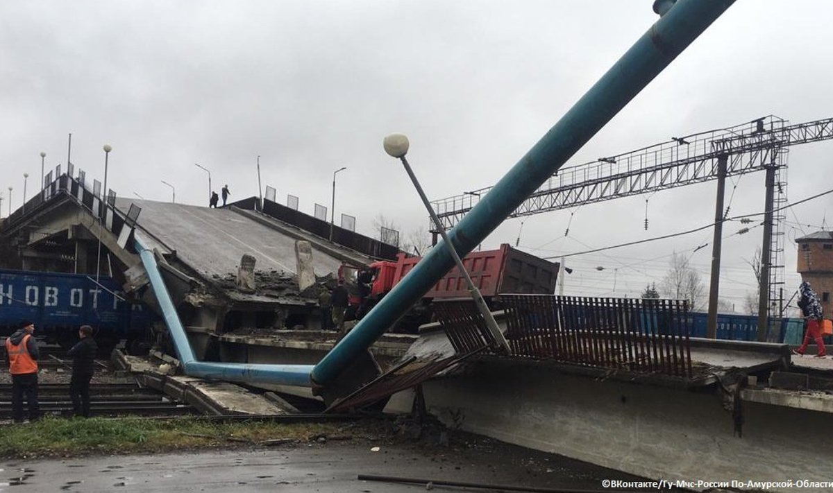 В России мост рухнул на поезд 