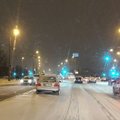 Sniegas apsunkino eismą: dalis gatvių sunkiai pravažiuojamos, užfiksuota keliolika avarijų
