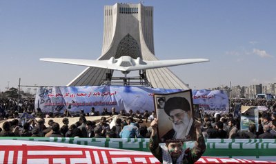 Perimtas JAV bepilotis lėktuvas demonstruojamas Irane, berniukas laiko ajatolos Ali Khamenei portretą