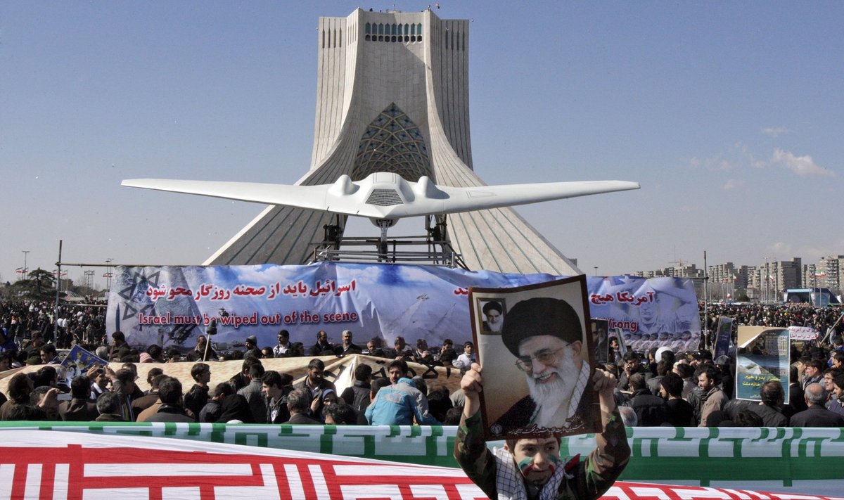 Perimtas JAV bepilotis lėktuvas demonstruojamas Irane, berniukas laiko ajatolos Ali Khamenei portretą