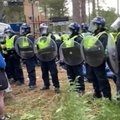 Anglijoje policijos pareigūnai nutraukė miške surengtą reivo vakarėlį