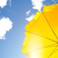 Japonai kuria skraidantį skėtį nuo saulės